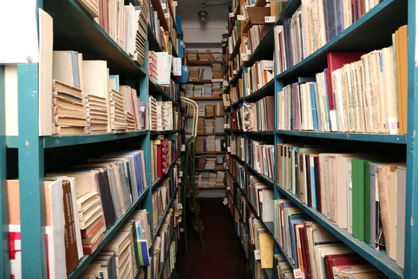 Βιβλία στο ράφι βιβλιοθήκης — Φωτογραφία Αρχείου
