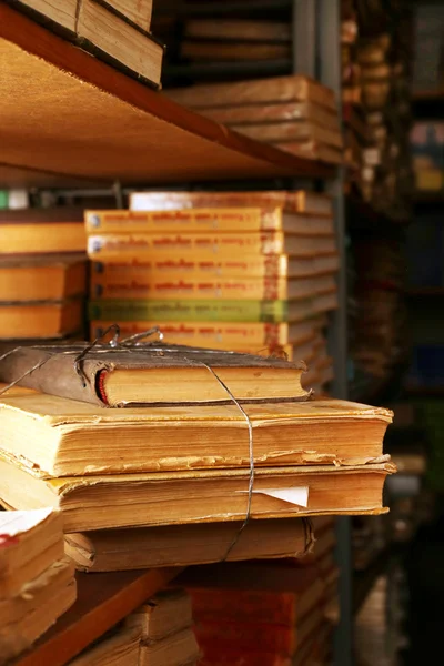Boeken over boekenplank in bibliotheek — Stockfoto