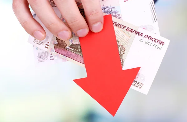 Man met geld en rode pijl close-up — Stockfoto