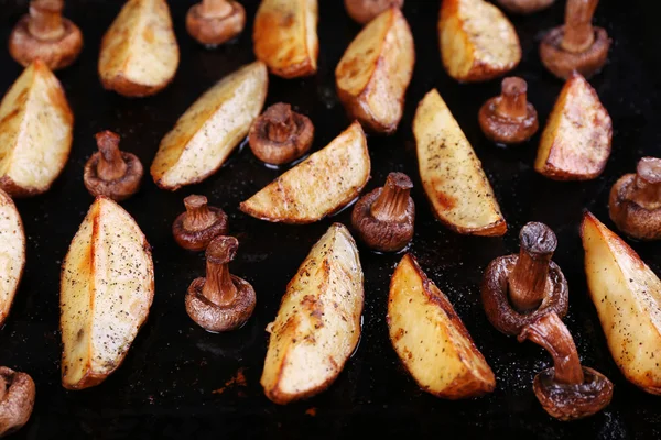 Pommes de terre cuites au four aux champignons — Photo