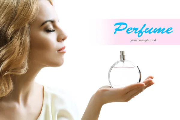 Gyönyörű fiatal nő, parfümös üveg elkülöníteni, fehér — Stock Fotó