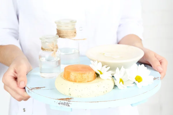 Terapeuta de belleza sosteniendo bandeja de tratamientos de spa, primer plano — Foto de Stock