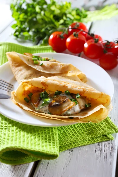 Pannkakor med krämig svamp — Stockfoto