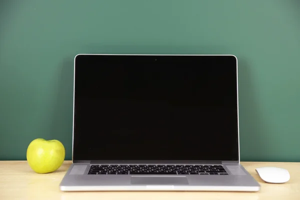 Masada yeşil yazı tahtası arka plan üstünde laptop — Stok fotoğraf