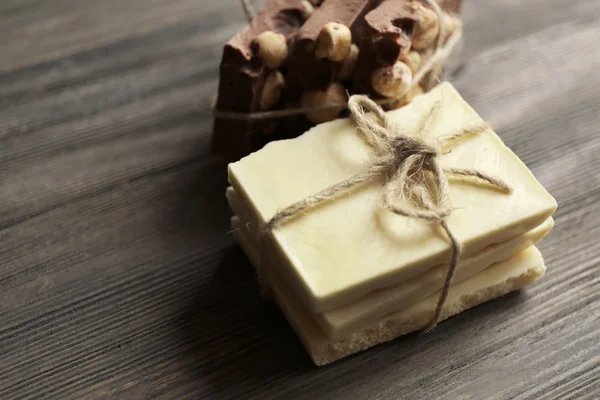 Pila de chocolate atado sobre fondo de madera — Foto de Stock