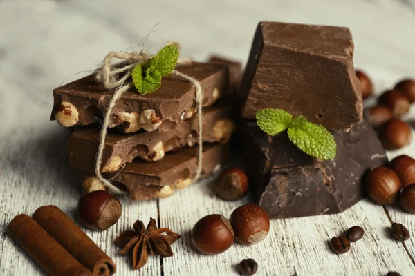 Schokoladenset auf Holztisch, Nahaufnahme — Stockfoto