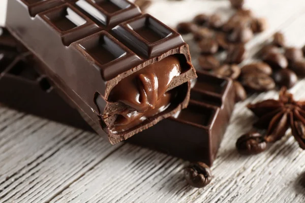Kahve çekirdekleri ile doldurulmuş çikolata — Stok fotoğraf