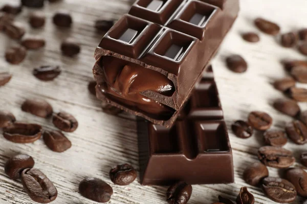 Gevulde chocolade met koffiebonen — Stockfoto