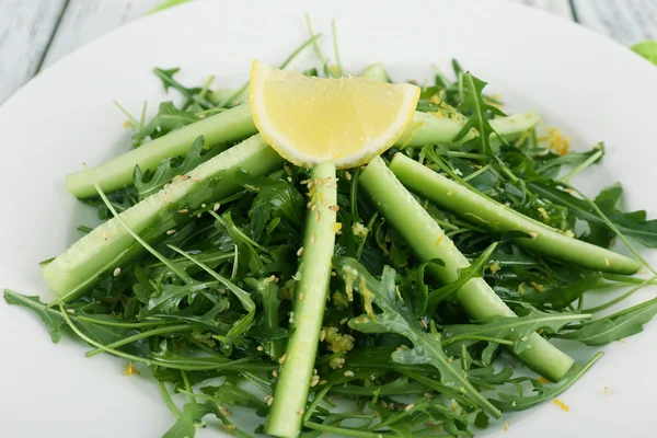 Piatto di insalata verde con cetriolo, rucola e rosmarino, primo piano — Foto Stock