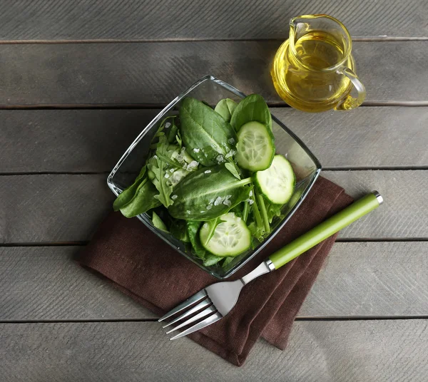 Tigela de vidro de salada verde — Fotografia de Stock