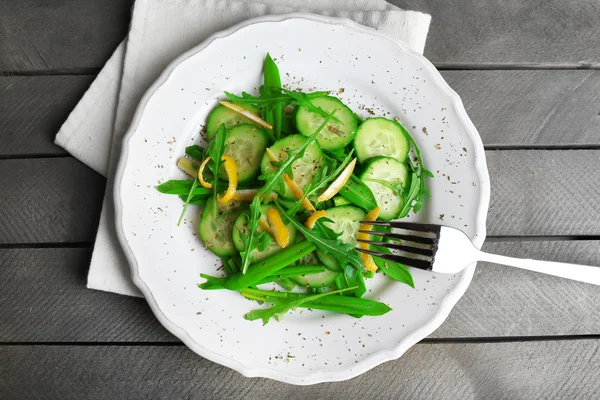 Ensalada con pepino, rúcula y cáscara de limón —  Fotos de Stock