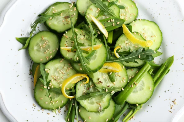 Salata salatalık, roka ve limon kabuğu ile — Stok fotoğraf