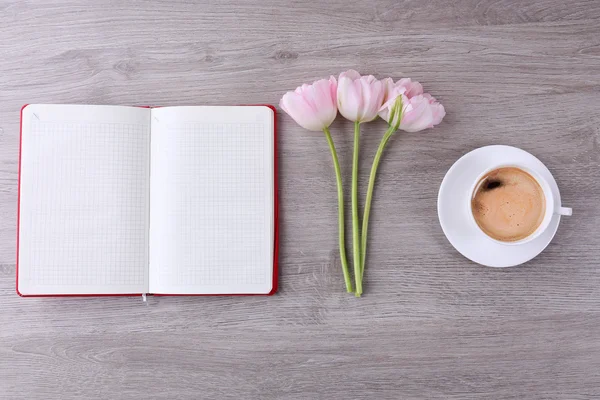 Tulipanes con diario y taza de café — Foto de Stock