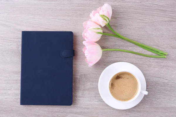 Tulpen met dagboek en kopje koffie — Stockfoto