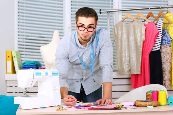 Junger Mann Modedesigner schafft neue Kollektion von Kleidung — Stockfoto