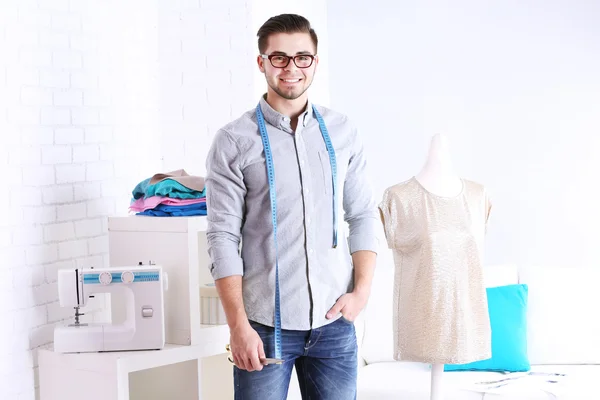 Junger Mann Modedesigner im Atelier — Stockfoto