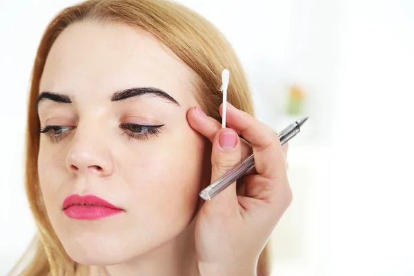 Permanent make-up (tatuering) koncept. På ljus bakgrund — Stockfoto