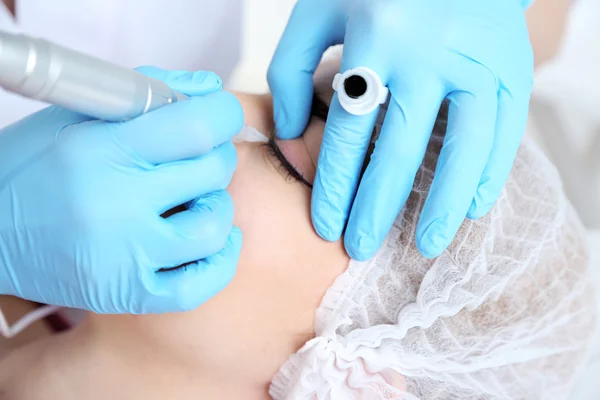 Cosmetologist aplicando a composição permanente em olhos, close-up — Fotografia de Stock