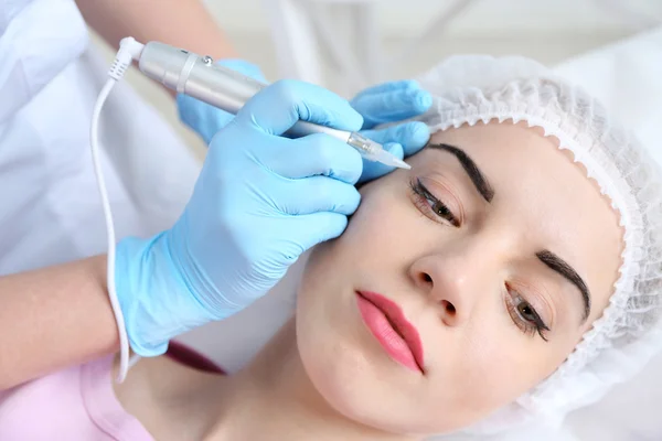 Cosmetologist aplicando a composição permanente em olhos, close-up — Fotografia de Stock