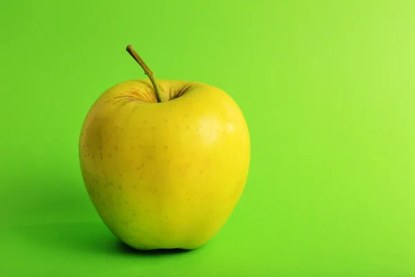 Manzana sobre fondo de color — Foto de Stock