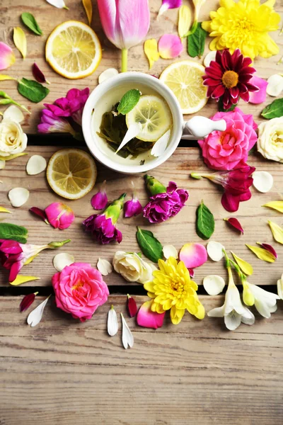 Φλυτζάνι τσαγιού από βότανα με όμορφα λουλούδια — Φωτογραφία Αρχείου