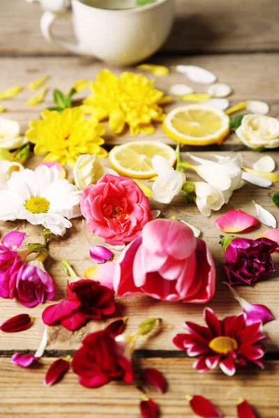 Cup of herbal tea with beautiful flowers — Stock Photo, Image