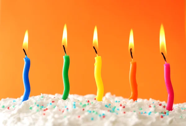 Gâteau d'anniversaire avec des bougies — Photo