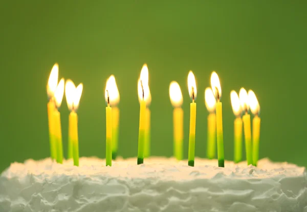 Праздничный торт со свечами — стоковое фото