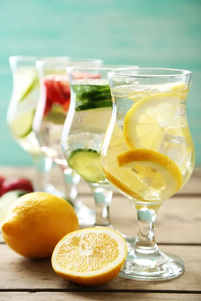 Glazen van vitamine-verrijkte water — Stockfoto