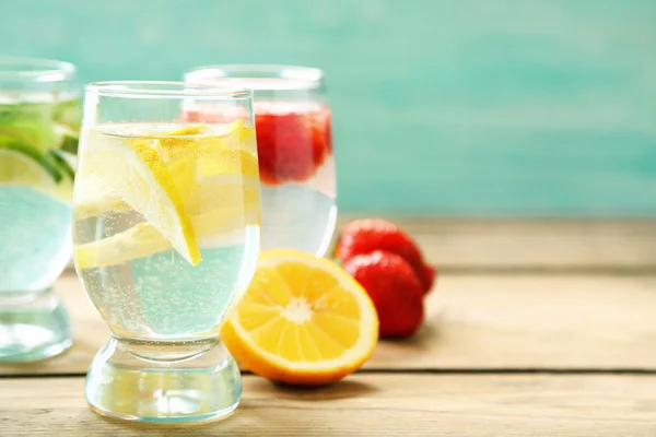 Vasos de agua enriquecida con vitaminas —  Fotos de Stock