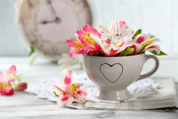 Schöne Blumen in Tasse — Stockfoto