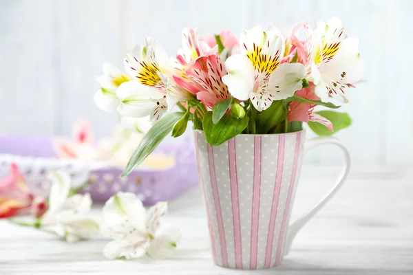 Hermosas flores en taza —  Fotos de Stock