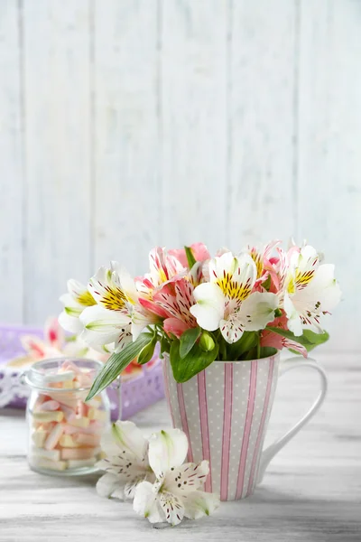 Schöne Blumen in Tasse — Stockfoto