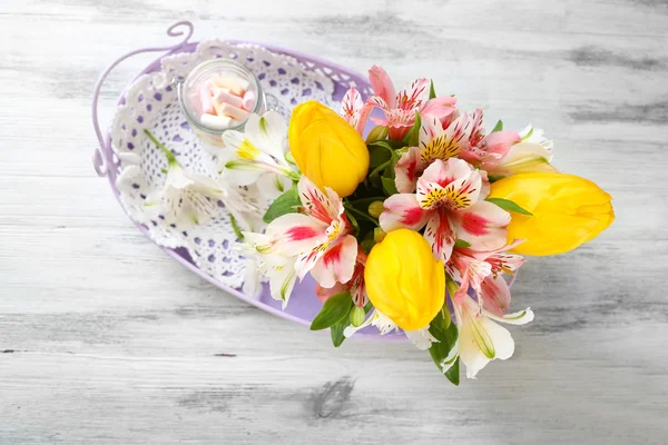 Hermosas flores en taza —  Fotos de Stock
