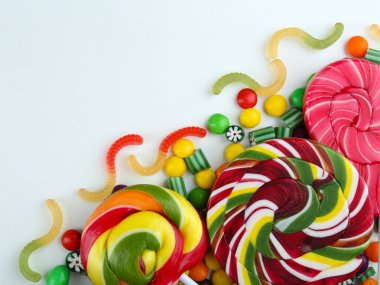 renkli şekerleri üzerine beyaz izole