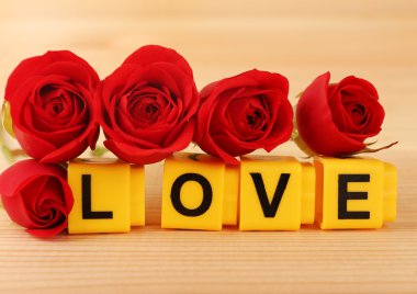 Kelime aşk çiçekli oluşturan harfler