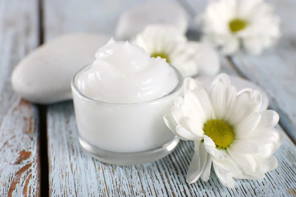 Cosmetic cream with flowers — Stock Photo, Image