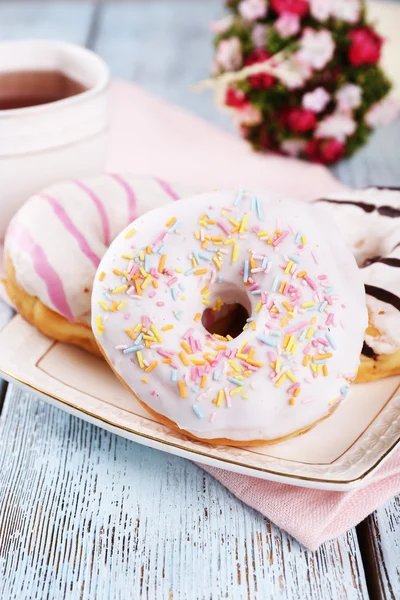 Deliciosas rosquillas con hielo —  Fotos de Stock