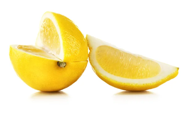 Succose fette di limone isolate su bianco — Foto Stock