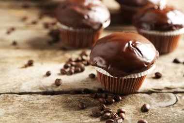 Ahşap masa üzerinde lezzetli ev yapımı çikolatalı kek