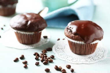 Lezzetli ev yapımı çikolatalı kek ve kahve üzerinde açık renkli ahşap tablo