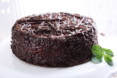 Lezzetli çikolatalı kek masada nane ile yakın çekim