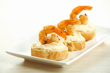 Meze kanepe plaka masada karides ile yakın çekim