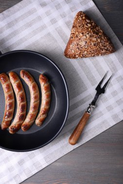 Pan ızgara sosis ekmek tablo ile yakın çekim