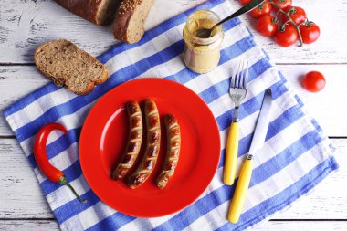 Masada plaka üzerinde ızgara sosis yakın çekim