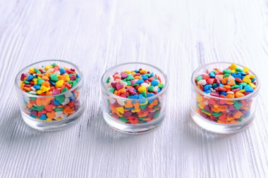 Kase üzerinde tablo yakın çekim renkli çikolata