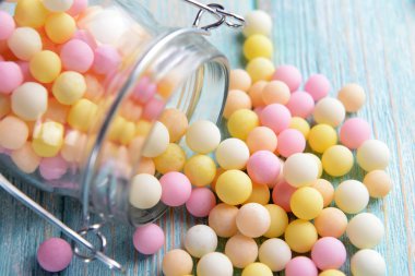 Jar tablo yakın çekim üzerinde renkli çikolata