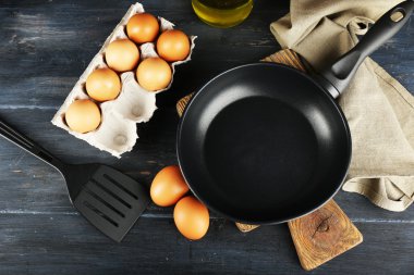 Yumurta ve ahşap masa, üstten görünüm üzerinde tava ile natürmort