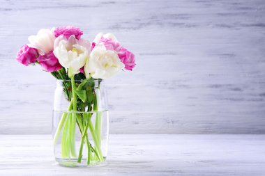 Taze Gül ve Lale ahşap arka plan üzerinde oluşan