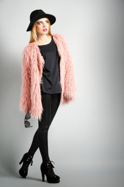 Etkileyici genç model gri arka plan üzerinde